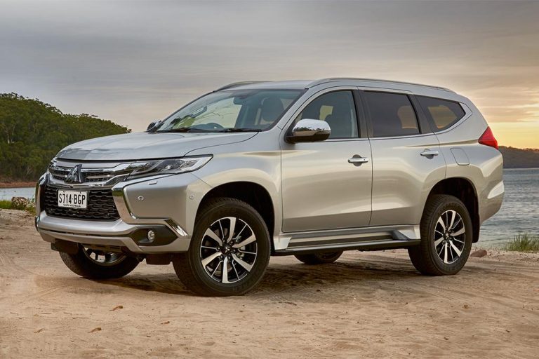 Mitsubishi Pajero Bekas 2017 Warna Silver di Pantai