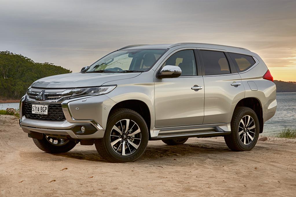 Mitsubishi Pajero Bekas 2017 Warna Silver di Pantai